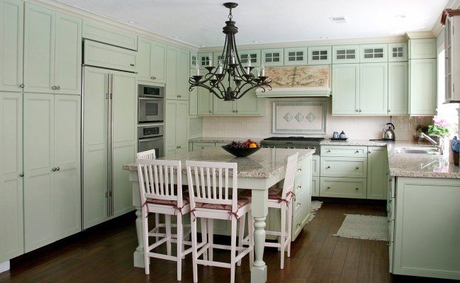 П-образная кухня с островом светло-бирюзового цвета