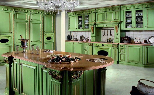 Большая кухня с фасадами в зеленом цвете и патиной