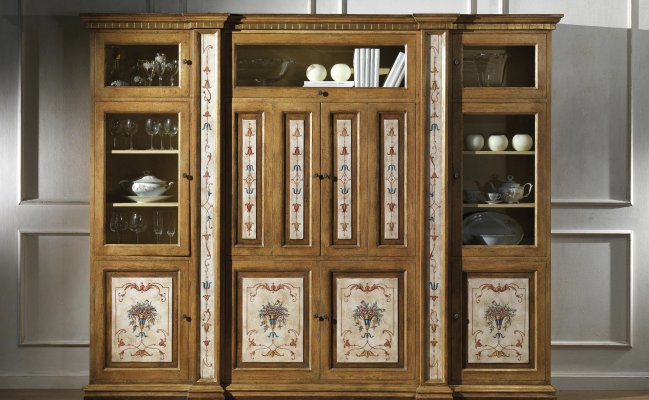 Ретро шкаф с декупажем на дверцах