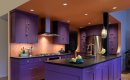 Угловая кухня фасады в фиолетовом цветет с островом