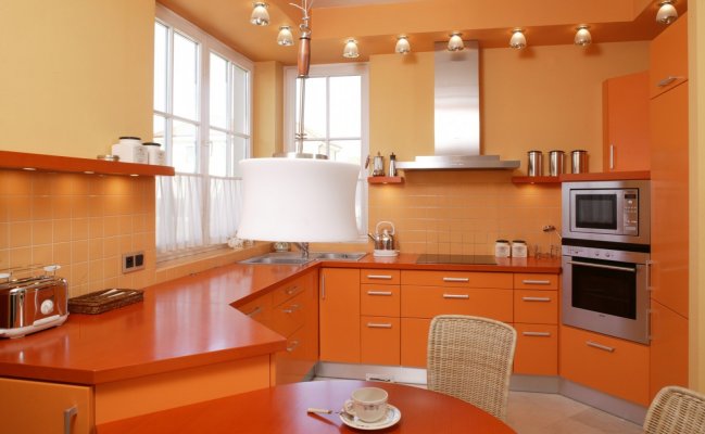 Угловая кухня без навесных шкафов