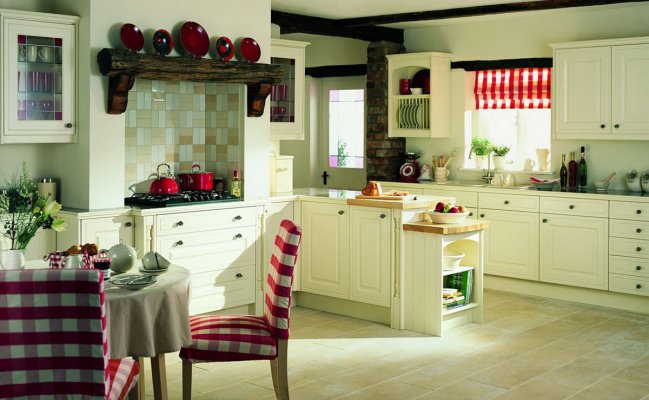 Большая светлая кухня в стиле кантри