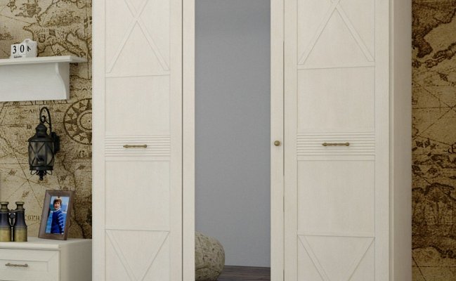 Шкаф трехстворчатый с зеркалом