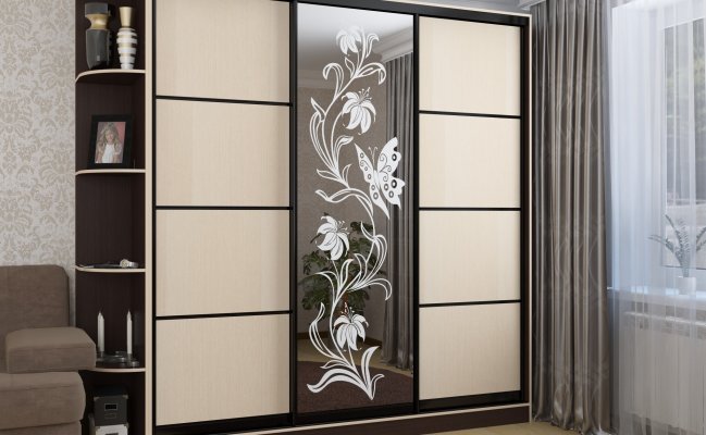 Трехстворчатый шкаф-купе с зеркалом