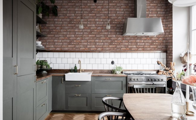 Угловая кухня с серыми фасадами