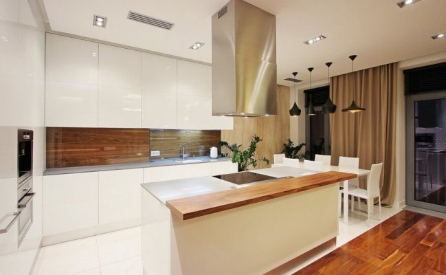 Угловая белая кухня хай-тек с островом