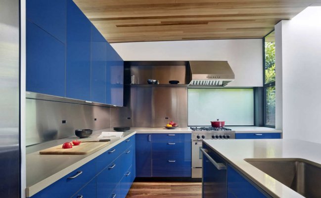 Синяя угловая кухня с островом