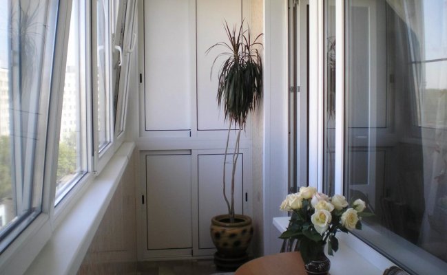 Шкаф-купе на застекленный балкон