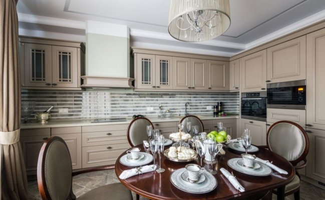 Большая кухня в бежевом цвете