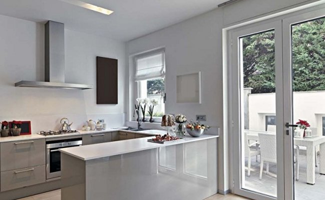 Серая п-образная кухня в стиле минимализм без верхних шкафов