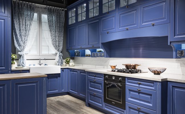 Узкая кухня с фасадами синего цвета