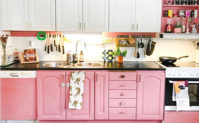 Небольшая угловая кухня с рельефными фасадами