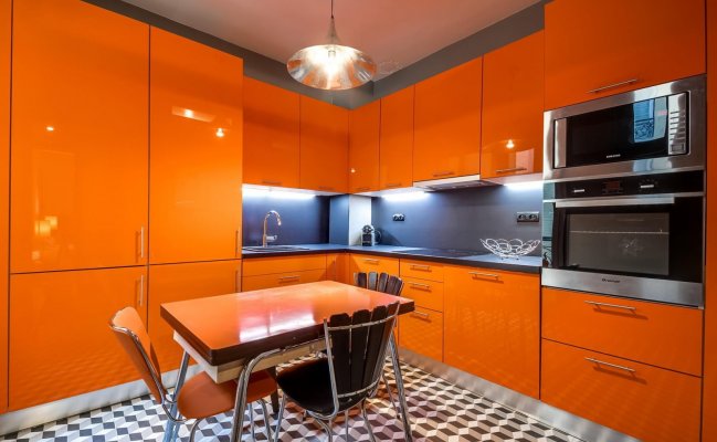 Кухня с оранжевыми глянцевыми фасадами