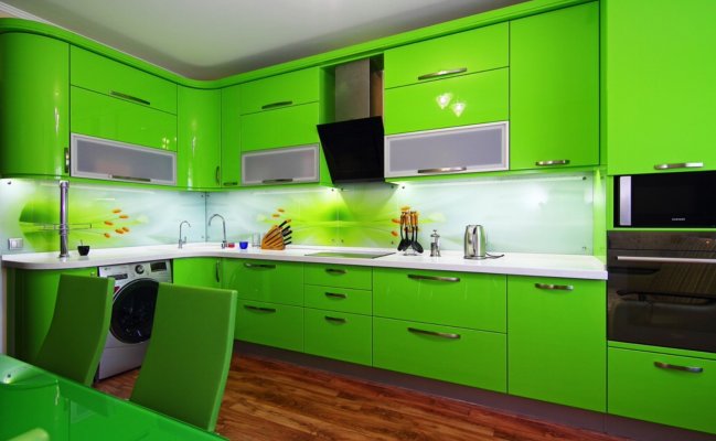 Кухня с глянцевыми фасадами и фартуком с фотопечатью