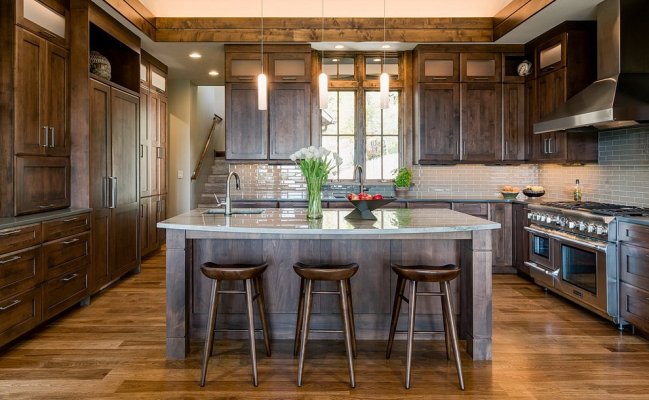 Высокая кухня с фартуком из плитки