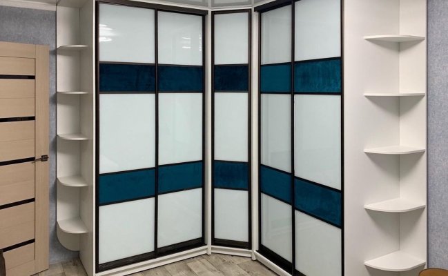 Угловой шкаф-купе с синими вставками