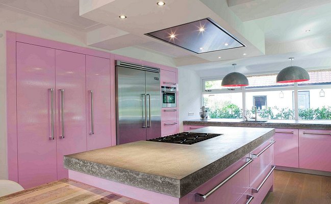 Большая кухня в розовом цвете без навесных шкафов
