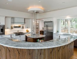 Купить Большая кухня с полукруглым островом и столешницей мрамор в каталоге По фактуре