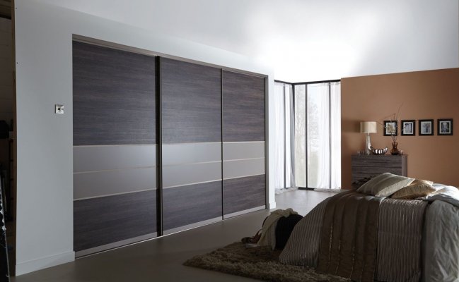 Шкаф с серой полосой на фасаде