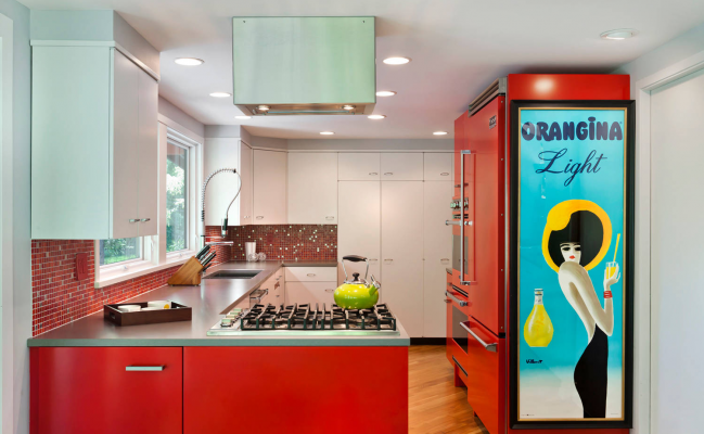 Большая кухня с матовыми фасадами и фартуком мозайкой