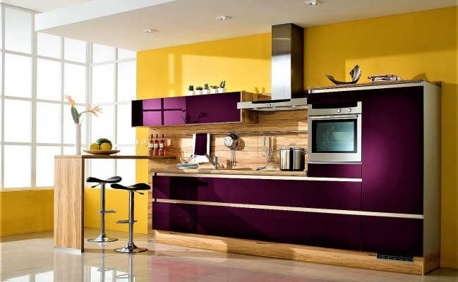 Кухня с фиолетовыми глянцевыми фасадами и фартуком дерево
