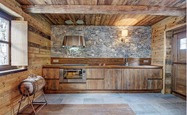 Прямая кухня в стиле шале