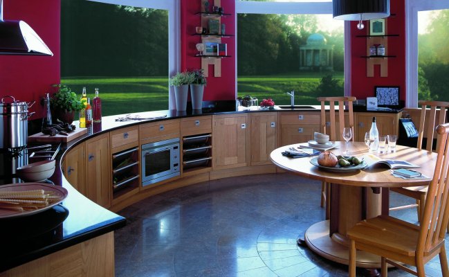 Круглая кухня с фасадами дерево