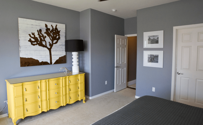 Большой желтый комод