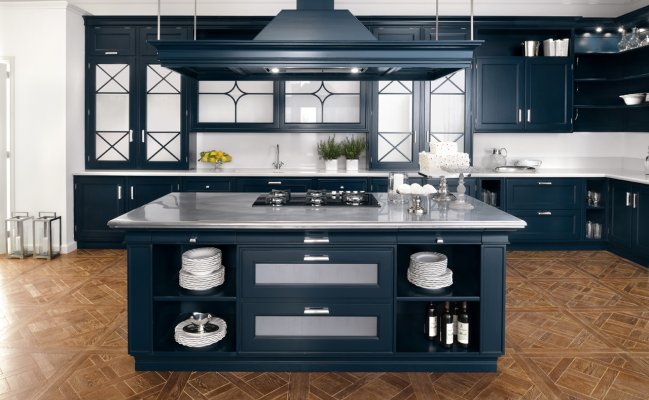 Большая угловая кухня с синими и стеклянными фасадами