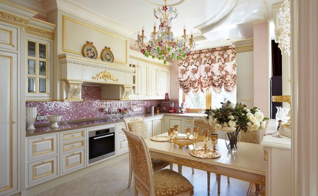 Кухня в стиле барокко с фартуком из розовой мозайки
