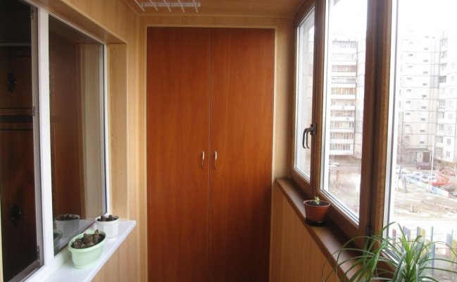 Встроенный распашной шкаф цвет орех