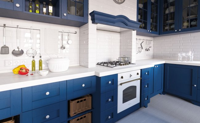 Кухня с синими фасадами и имитацией дымохода