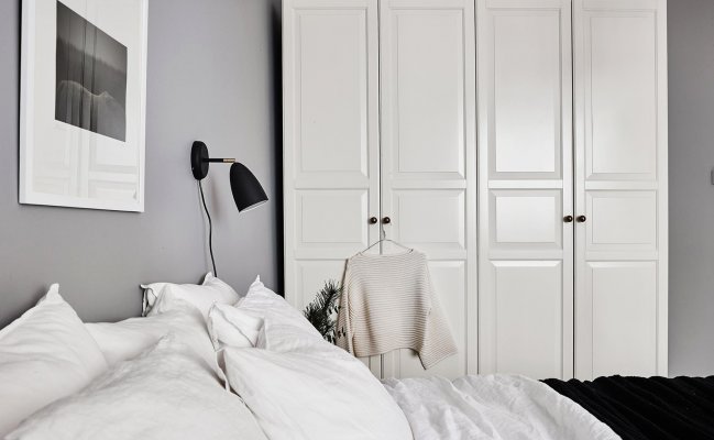 Высокий шкаф с белыми фасадами