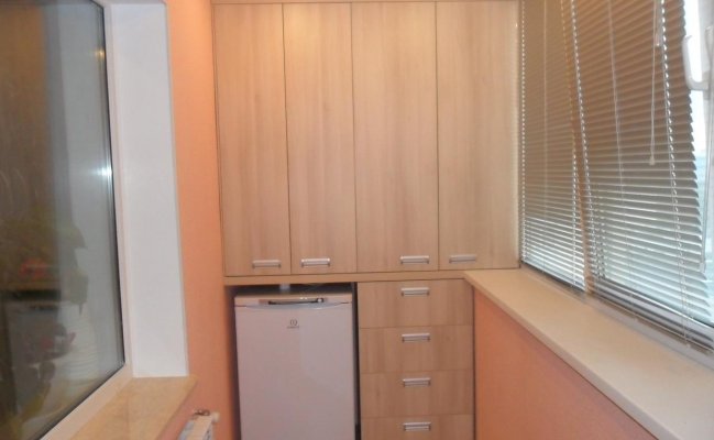 Большой встроенный шкаф для утепленного балкона