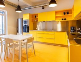 Продажа Большая угловая кухня в желтом цвете с открытыми полками в каталоге Купить Большая угловая кухня в желтом цвете с открытыми полками в каталоге