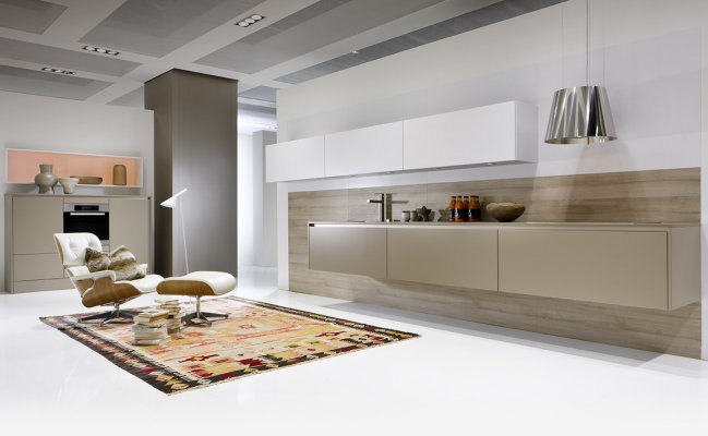 Небольшая навесная  прямая кухня 