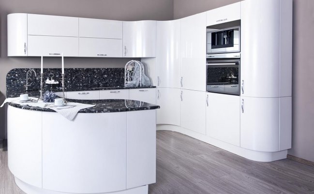 Кухня с  закруглением и белыми фасадами 