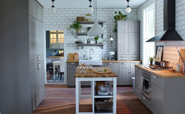 Небольшая прямая кухня с островом в сером цвете