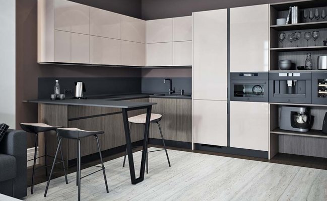 Угловая кухня с комбинированными фасадами и барной стойкой