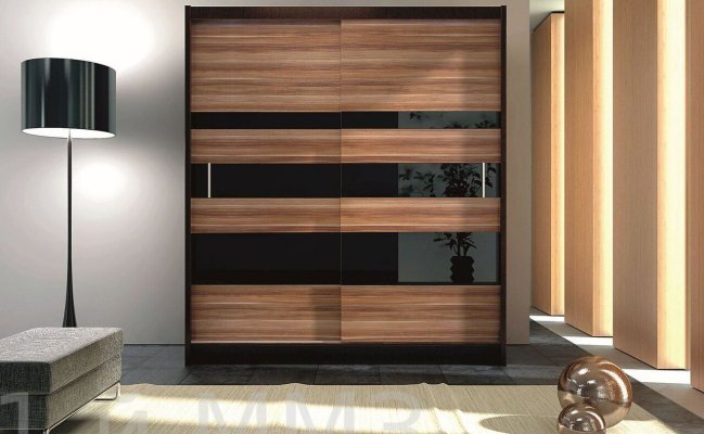 Шкаф-купе с черными вставками на фасадах