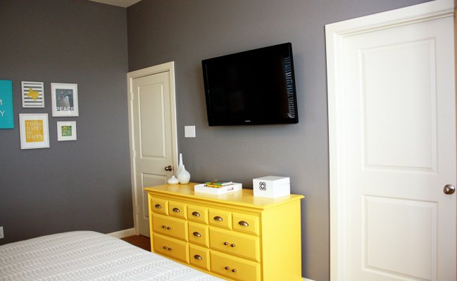 Жёлтый комод в ретро стиле