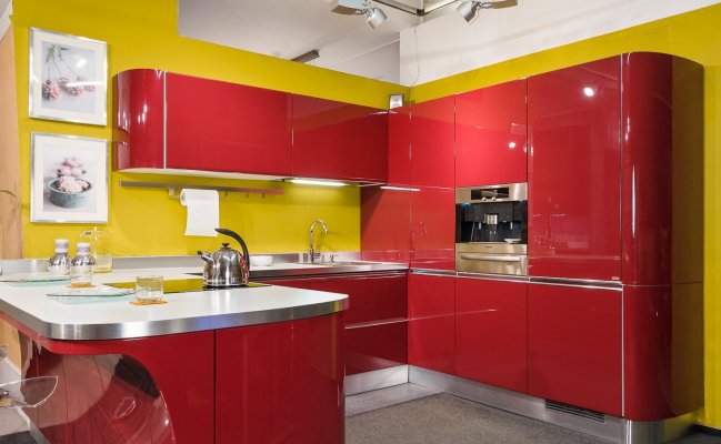 Глянцевая кухня с радиусными фасадами