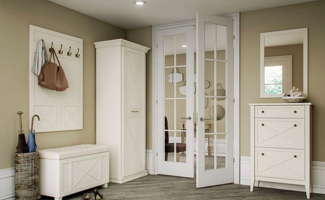 Небольшой узкий шкаф для прихожей