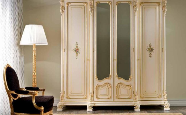 Шкаф в стиле прованс с цветами и патиной
