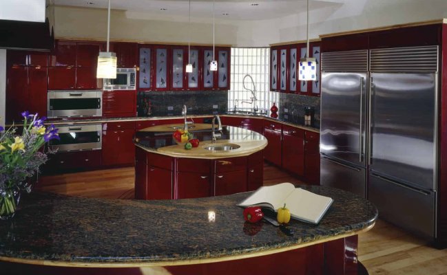 Большая кухня бордового цвета