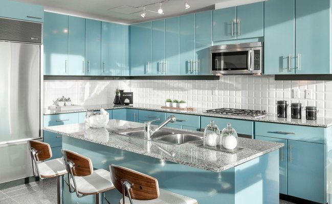 Угловая кухня с фартуком плиткой и фасадами без фрезеровки