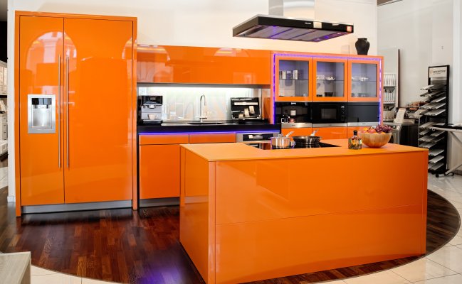 Прямая кухня с глянцевыми фасадами и островом