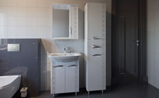 Шкаф-пенал с белыми фасадами