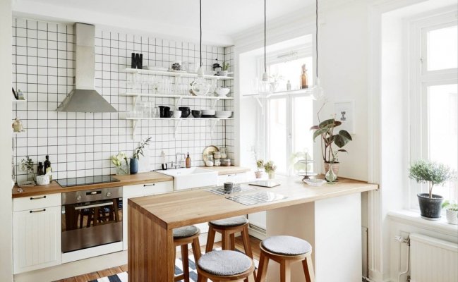 Небольшая кухня в белом цвете, столешница дерево