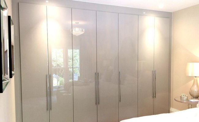 Встроенный распашной шкаф цвет капучино